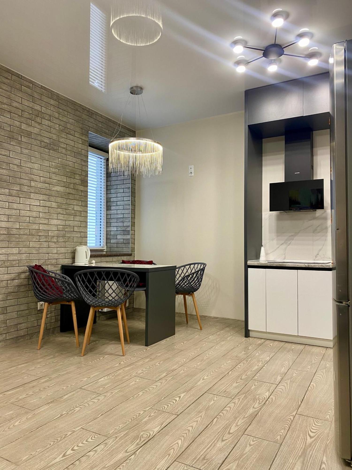 ריבנה Vip Apartment У Центрі Міста, Новобуджк Театральний,Дуже Простора מראה חיצוני תמונה