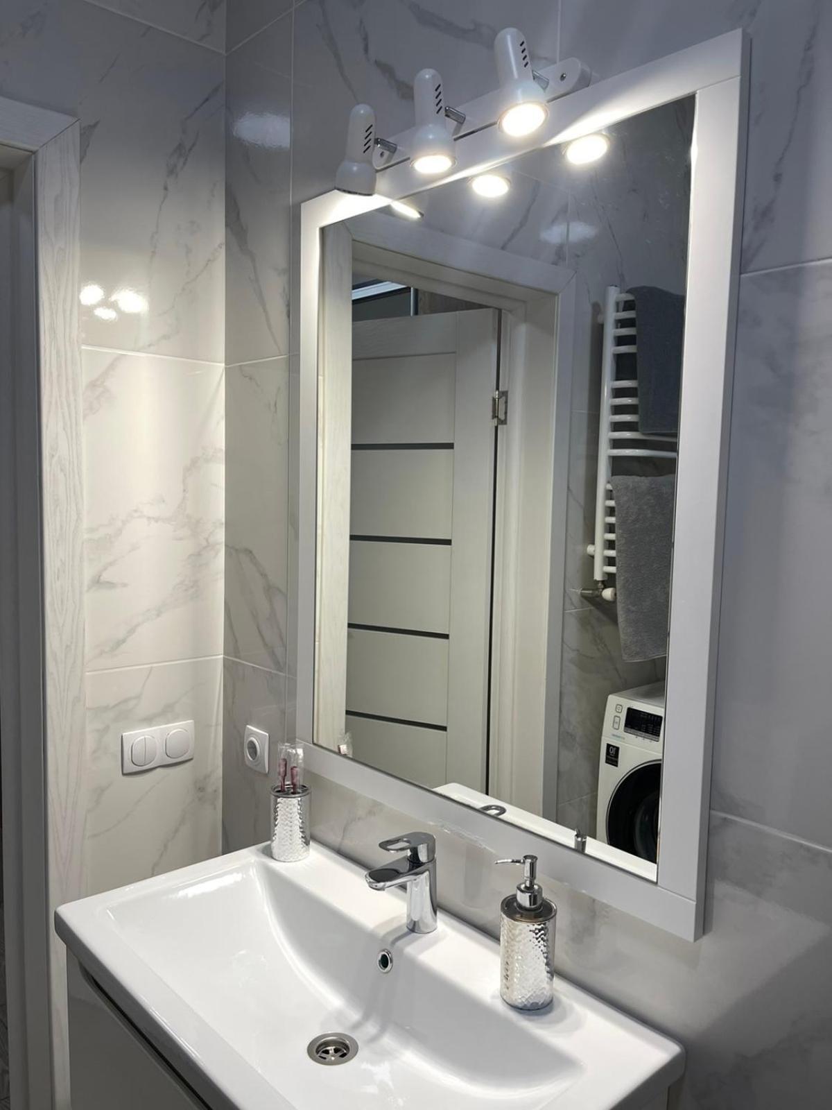 ריבנה Vip Apartment У Центрі Міста, Новобуджк Театральний,Дуже Простора מראה חיצוני תמונה
