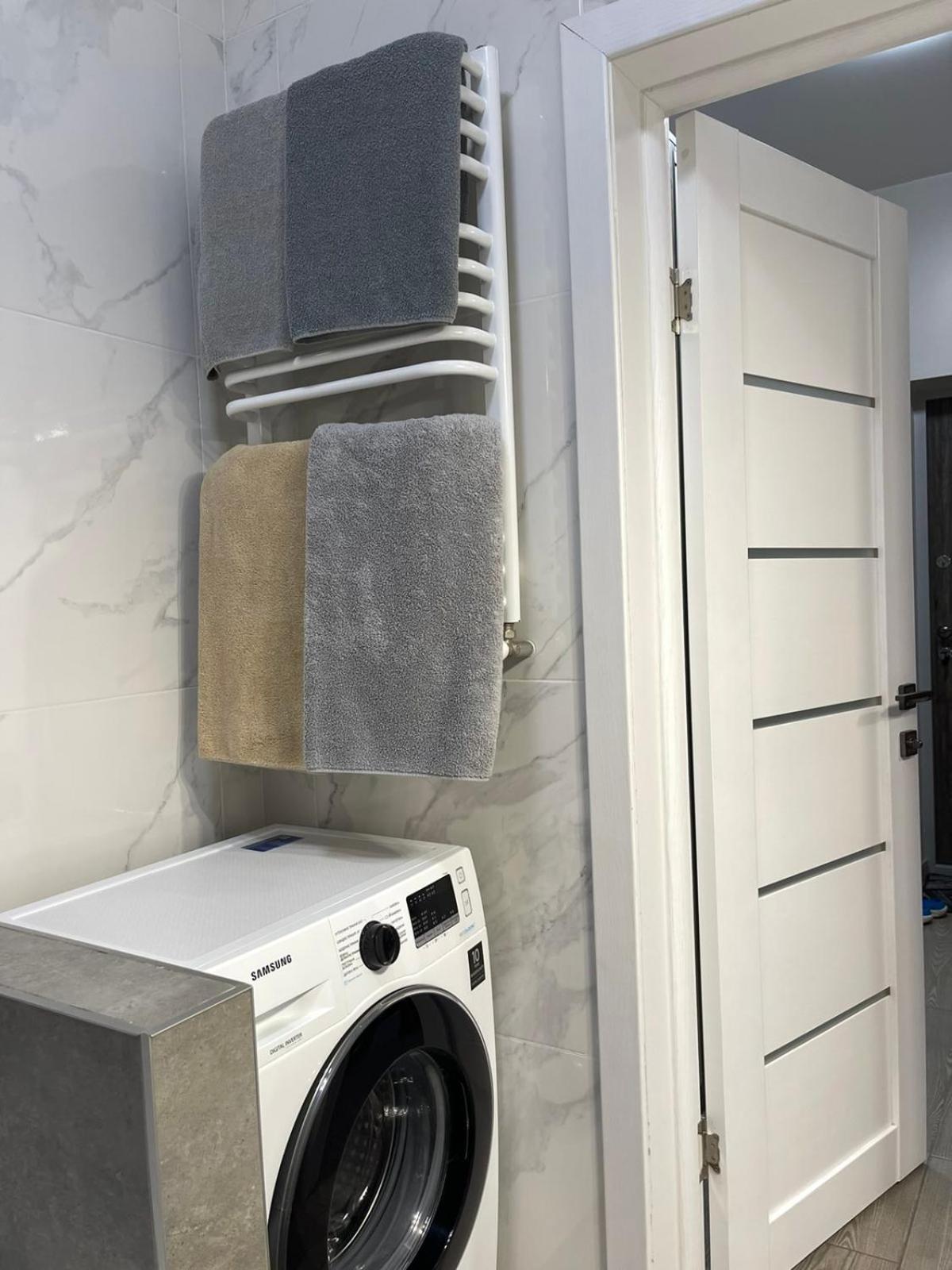 ריבנה Vip Apartment У Центрі Міста, Новобуджк Театральний,Дуже Простора מראה חיצוני תמונה