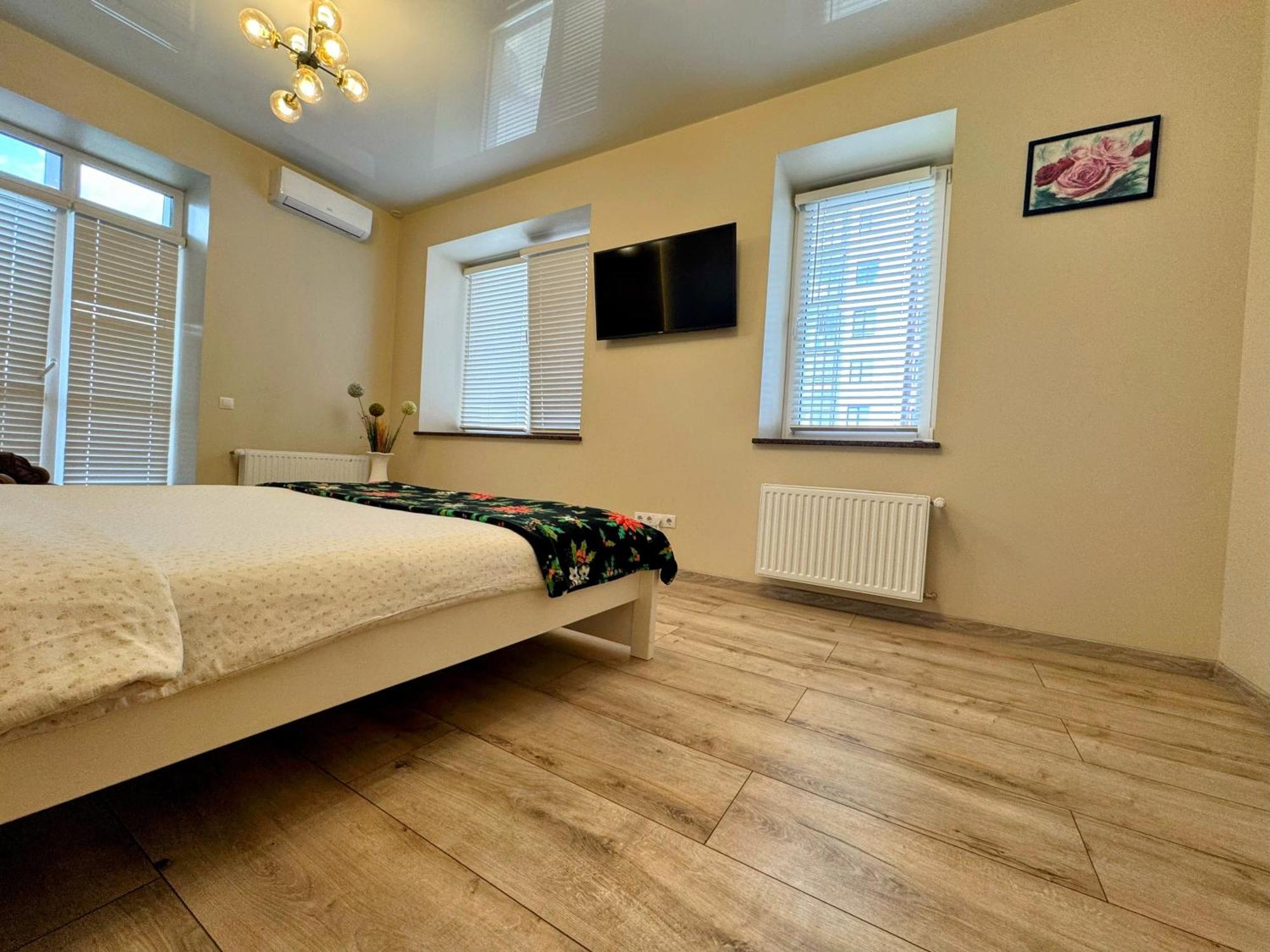 ריבנה Vip Apartment У Центрі Міста, Новобуджк Театральний,Дуже Простора מראה חיצוני תמונה