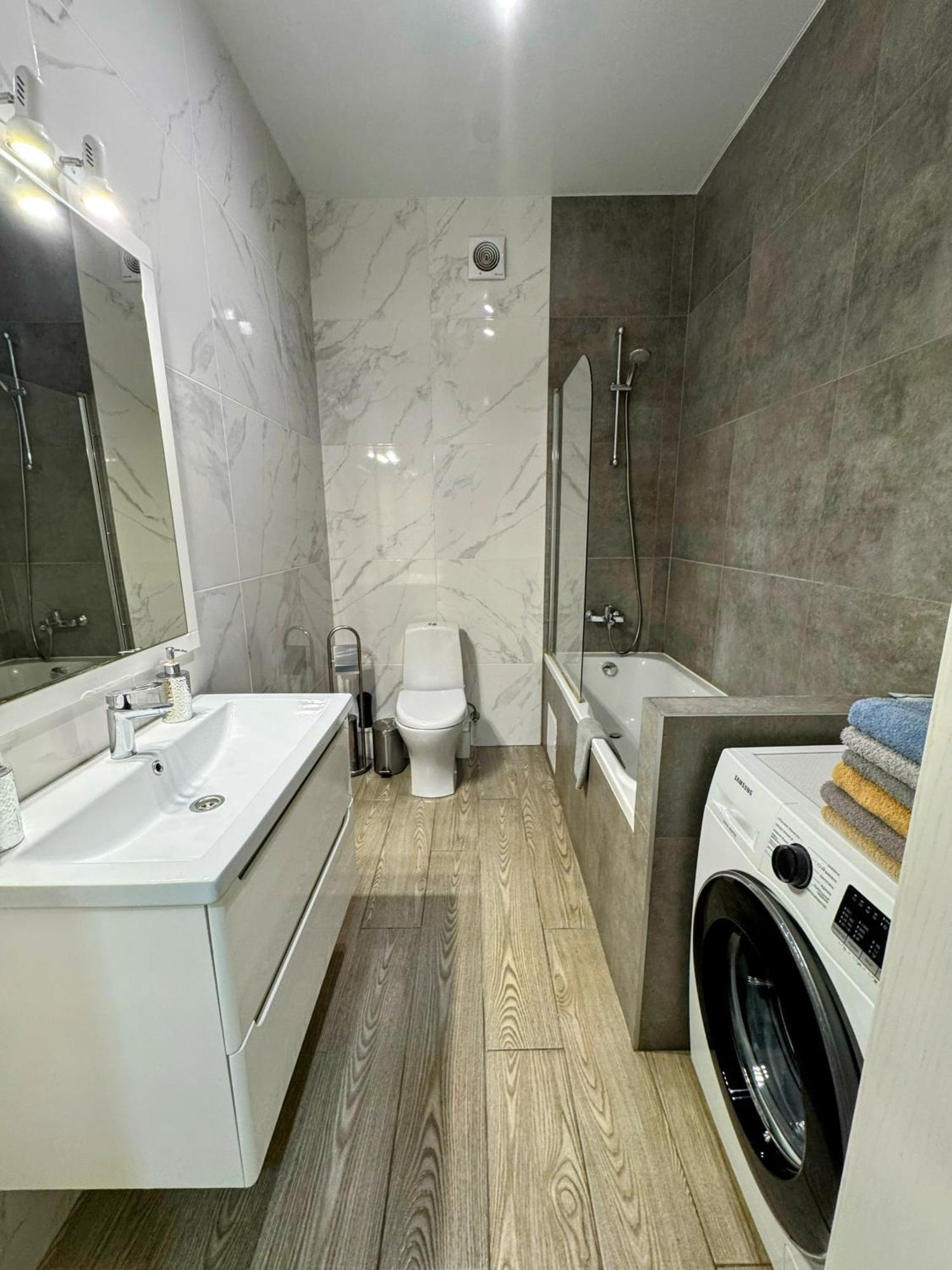 ריבנה Vip Apartment У Центрі Міста, Новобуджк Театральний,Дуже Простора מראה חיצוני תמונה